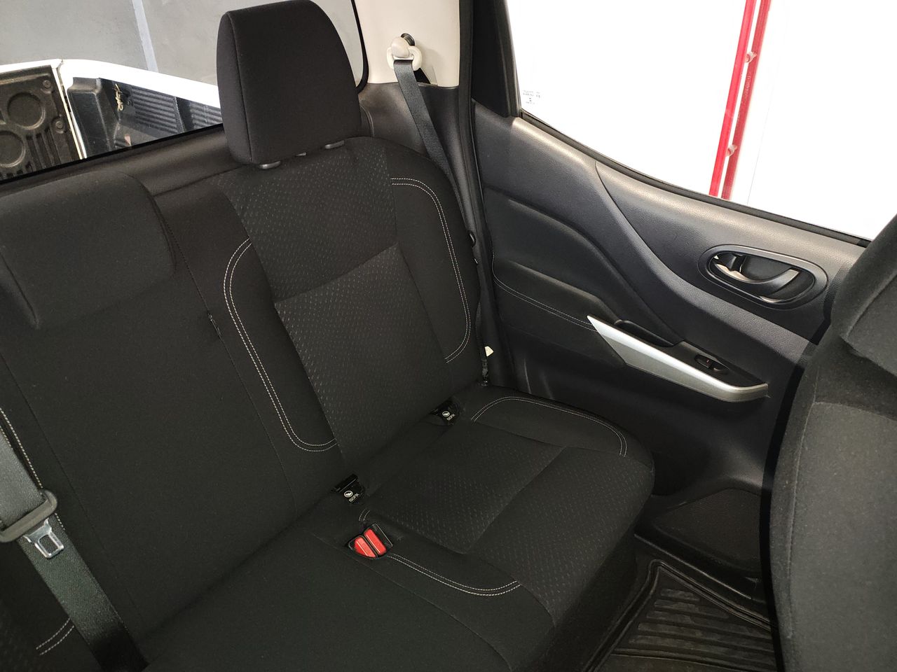 2020 Nissan NP300 DOBLE CABINA SE TM AC PAQ SEG 6VEL