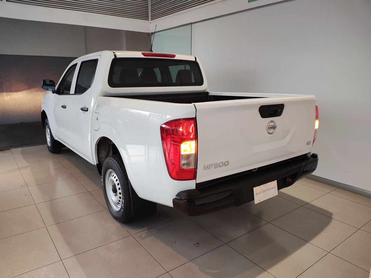 2020 Nissan NP300 DOBLE CABINA SE TM AC PAQ SEG 6VEL