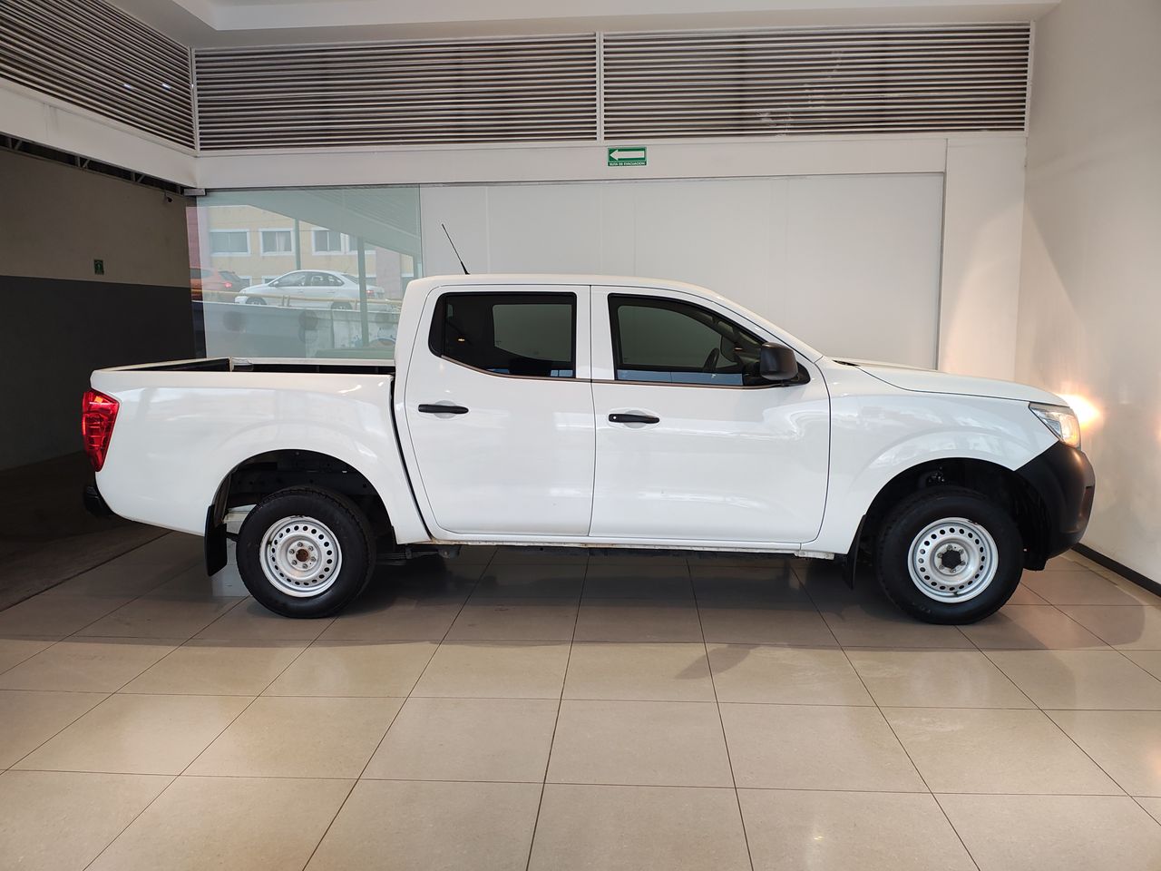 2020 Nissan NP300 DOBLE CABINA SE TM AC PAQ SEG 6VEL