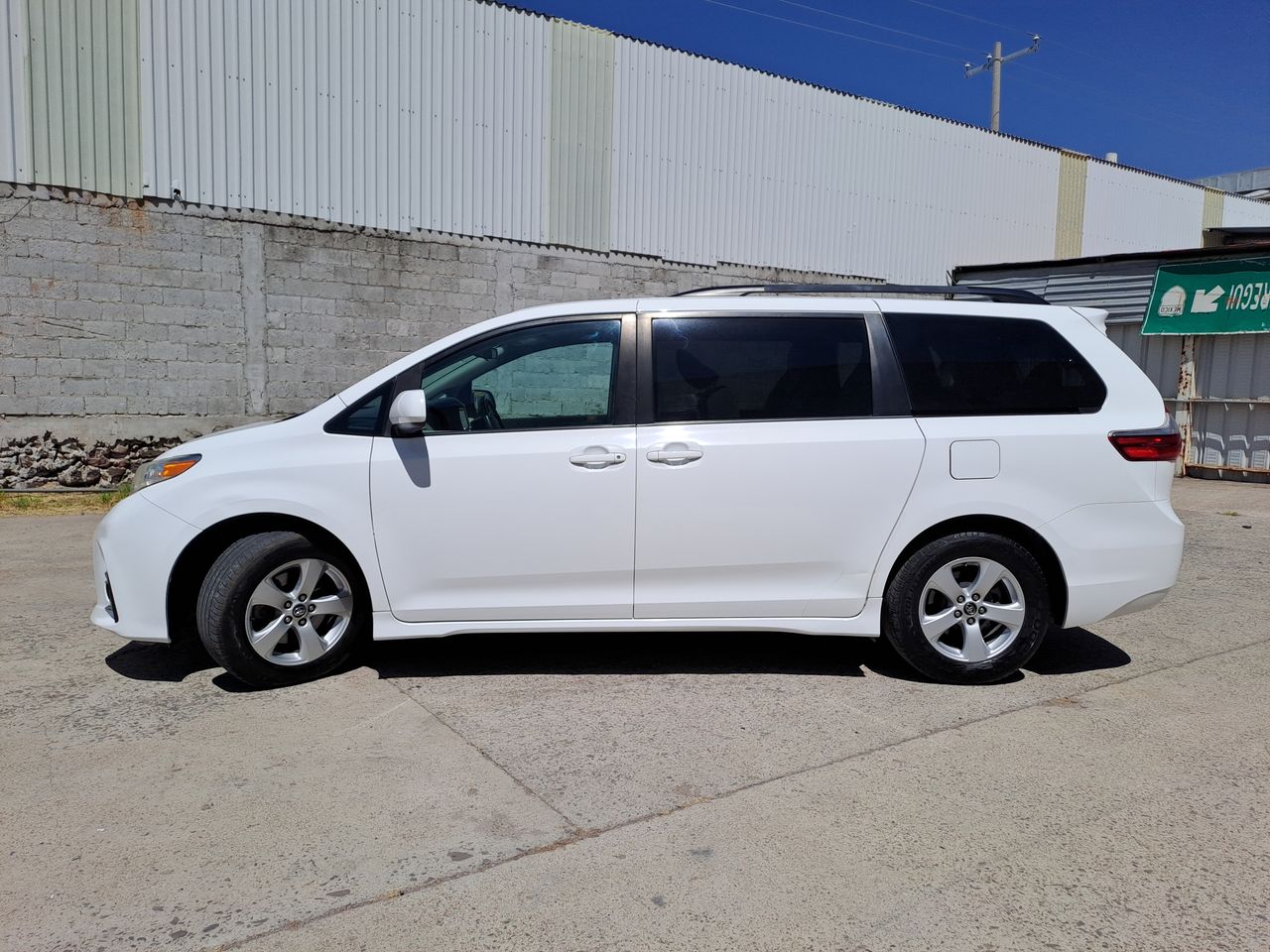 2018 Toyota SIENNA LE