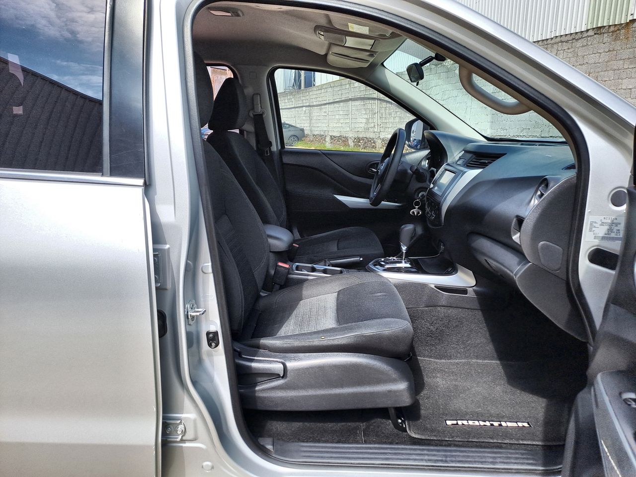 2022 Nissan FRONTIER LE TA 22